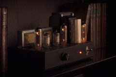 Red-orange glow in thermionic vacuum tubes of the amplifier.