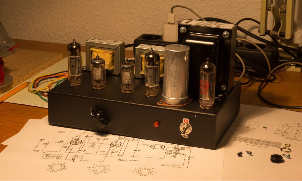 1955-1 amplifier prototype fitted with a black chicken-head knob.