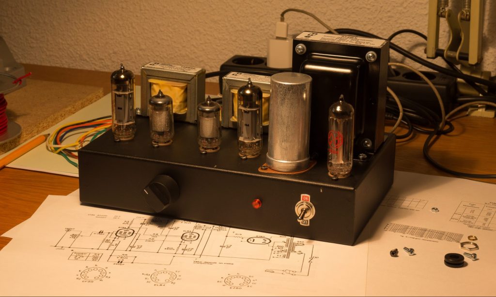 1955-1 amplifier prototype fitted with a Bulgin KX0608 control knob.