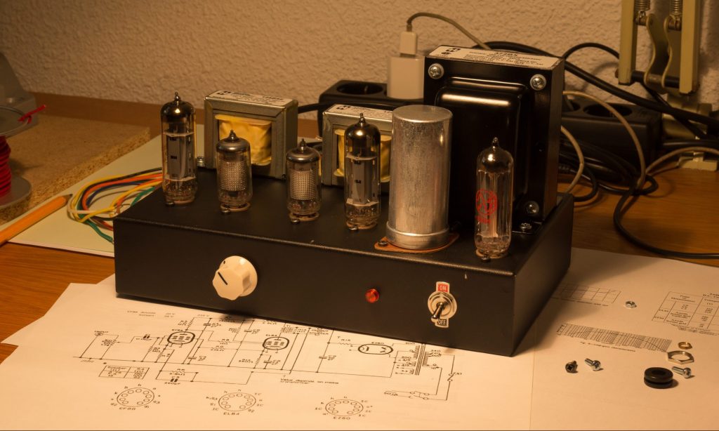 1955-1 amplifier prototype fitted with a cream-colored fluted skirted control knob.