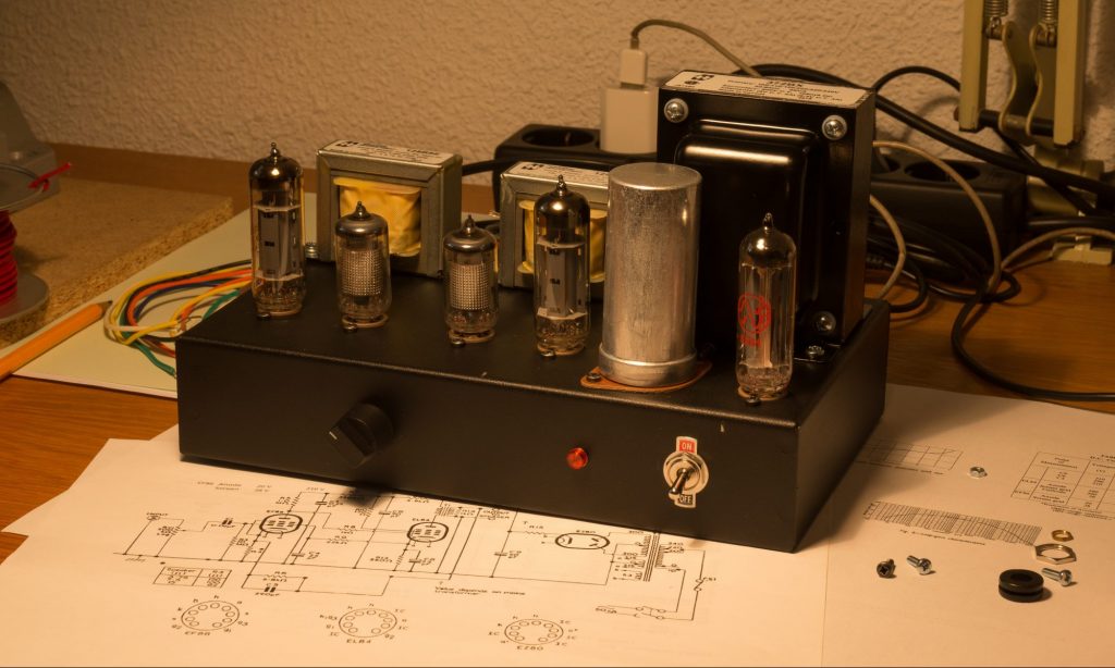 1955-1 amplifier prototype fitted with a Bulgin KX0607 volume knob.