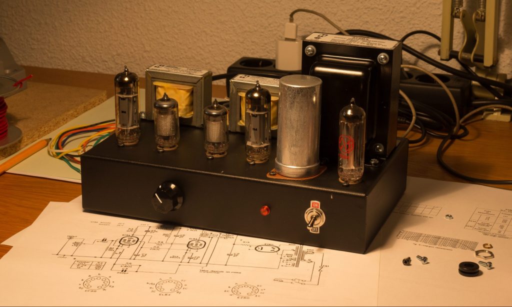1955-1 amplifier prototype fitted with a black fluted skirted control knob.