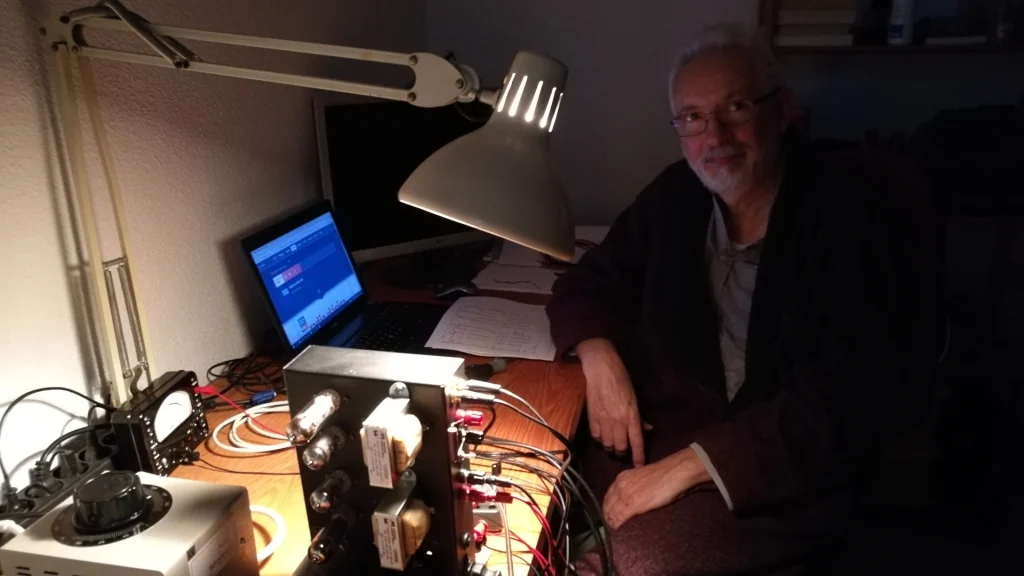 Ricardo Pastor Asensi testing a model 1955 tube amplifier.
