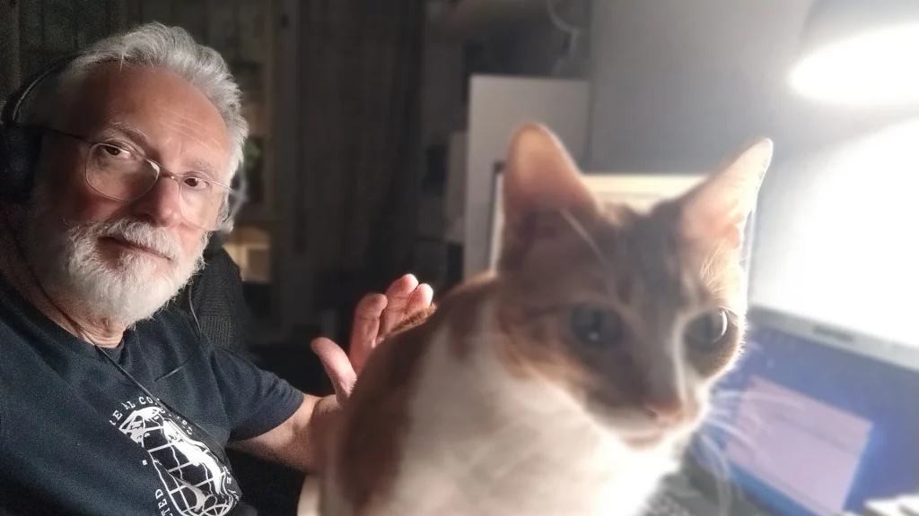 Ricardo Pastor Asensi in his working environment, accompanied by his cat Rosito.